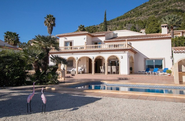 Villa Cristina - Five Bedroom Chalet, Sleeps 10