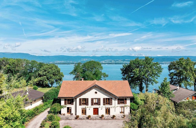 Villa Dame du Lac - Waterfront Masterpiece