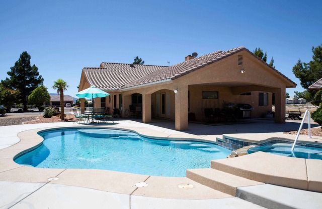 VILLA DE FLORENZA custom home with pool and jacuzzi on fenced acre