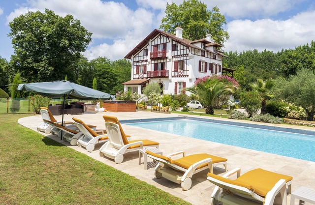 Villa 'Domaine De Bellegarde' with Private Terrace, Private Garden and Wi-Fi