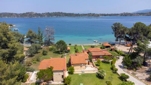 Villa Egeo - Beachfront Paradise, Private Beach, Starlink, BBQ