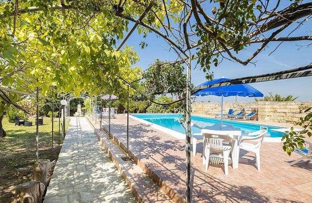 Villa Ella: A characteristic and welcoming two-story villa situated in a quiet location, a few minutes from the town center, with Free WI-FI.