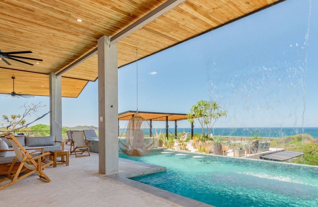 Villa Enlightened/Ocean View/Walk to Beach