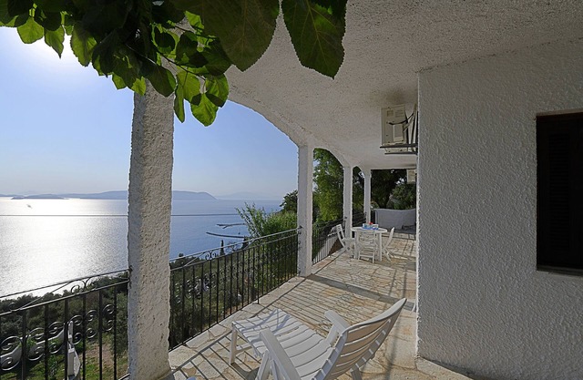 Villa ERIKA+VERONICA. Infinity panoramic pool. Privileged view of the Egean sea.