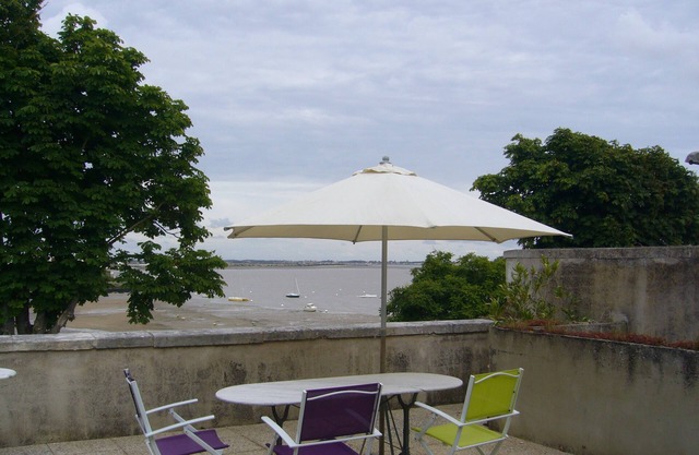 Villa facing the sea and near downtown