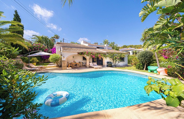 Villa Fave, lovely 6 bedroom, 4 bathroom Spanish family home with private pool