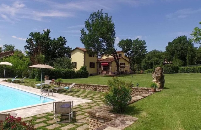 Villa Ferraguzzo in Tuscany with pool, air cond
