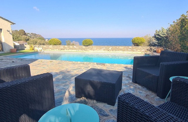 Villa for 10 people with pool and sea view