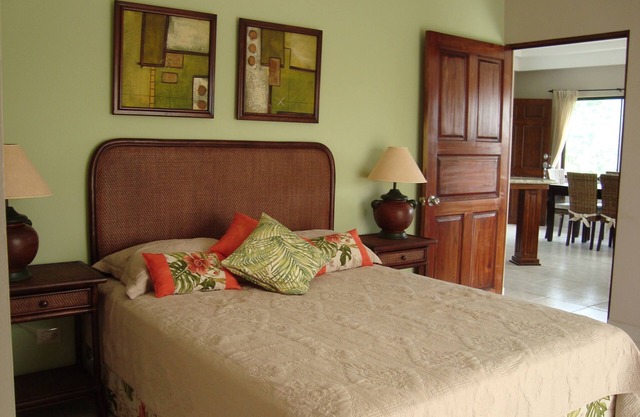 Villa for 10, Playa Matapalo. Pool and 2 kitchens.