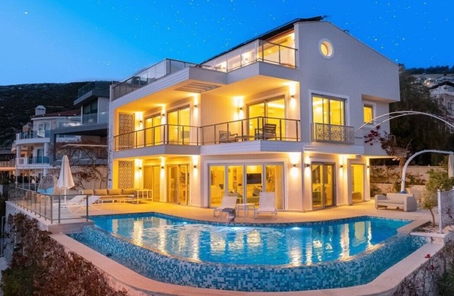 Villa for 10, Superb Sea Views, Heated Pool, Sauna & Hamam. 5 Mins Walk to Sea!