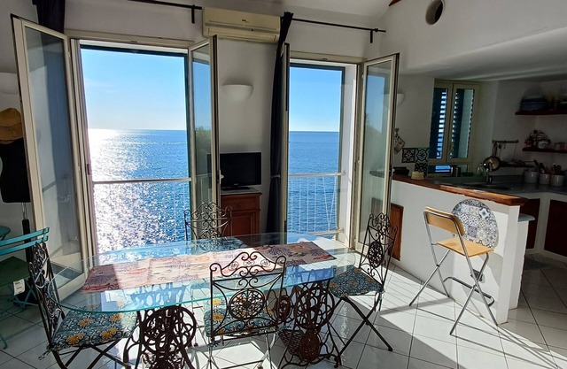 Villa for 4 persons, overlooking the sea, large outdoor spaces, close to the beach.