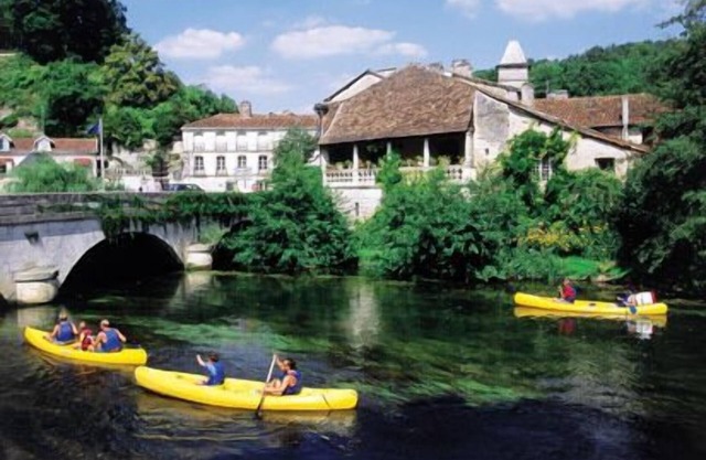 Villa for 1-10 in Dordogne, resto across the lawns and just a stroll to Brantome