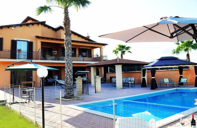 Villa Gioiosa 5 bedroom villa with fenced pool, Air-con,Wi-Fi, BBQ, 3min to town