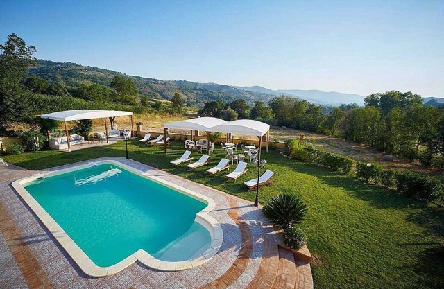 Villa Giuncalia C: A welcoming apartment surrounded by the greenery, with Free WI-FI.