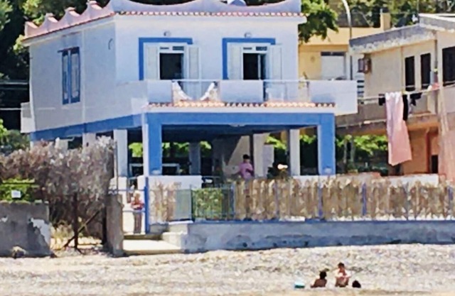 Villa Gloria sleeps 8 on the beach