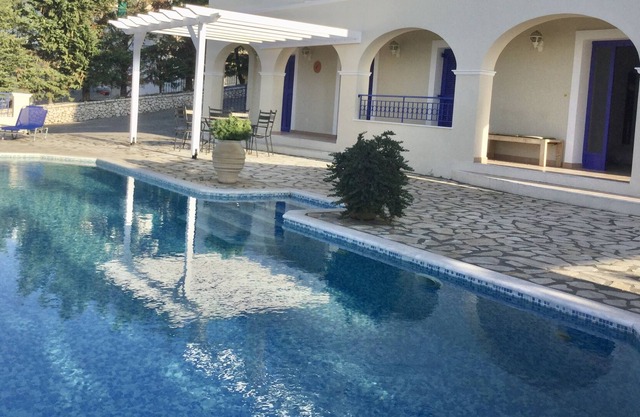 Villa Julia - Large Luxury 6 bedroom Villa. Private Infinity Pool and Jacuzzi