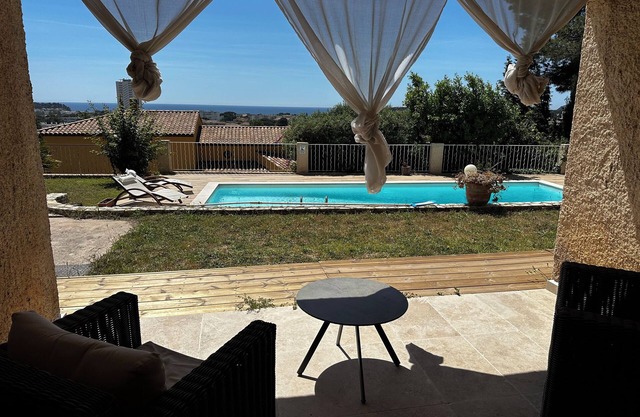 Villa Horizons - Garden apartment. Swimming pool and beach 15 minutes' walk away.