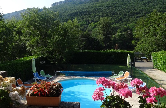 Villa in hedged gardens with views. 0.5 kms easy walk bakery, bars, restaurants