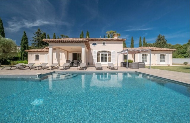 Villa in private, secure grounds