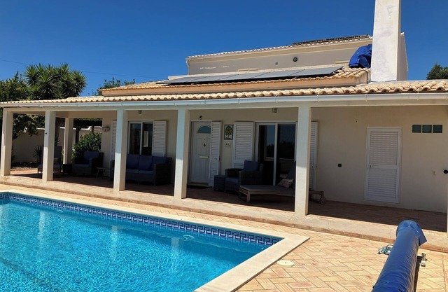 Villa in Silves with Private Garden, Pool, Air Con and Outdoor Kitchen/BBQ area