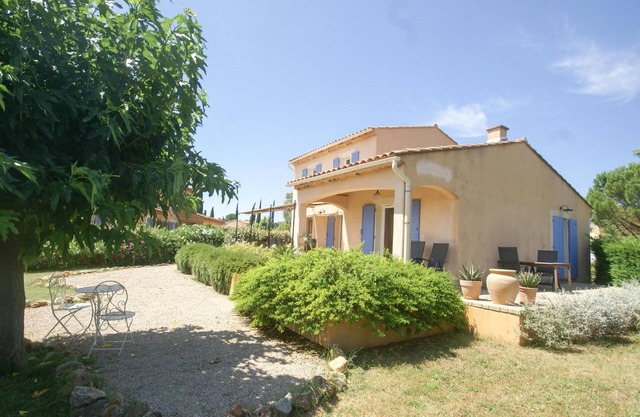 Villa in small domain with pool and tennis court
