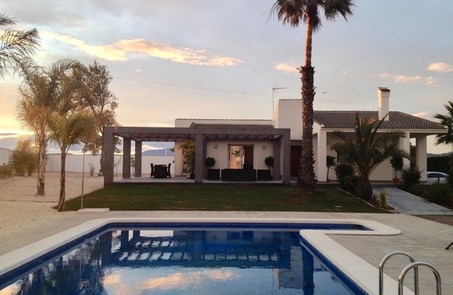 Villa in the countryside for 8 people with private pool near the sea