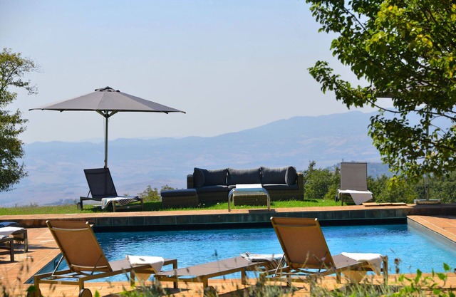 Villa /Independent home in Siena with 5 bedrooms sleeps 10