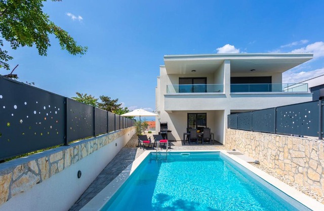 Villa LARUS with private pool