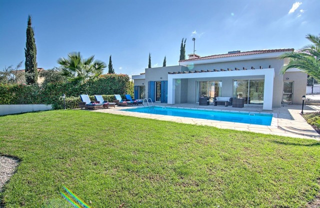 Villa Latchi Marina Bungalow - a villa that sleeps 6 guests in 3 bedrooms