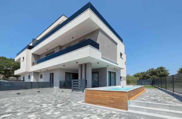 Villa Loreta near Fažana for 7 + 1 people with luxury private jacuzzi only 600 meters from sea