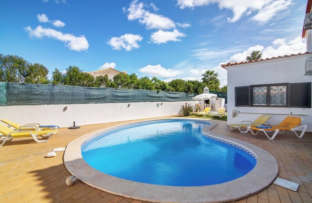 Villa 'Luísa Galé' with Private Pool, Wi-Fi and Air Conditioning