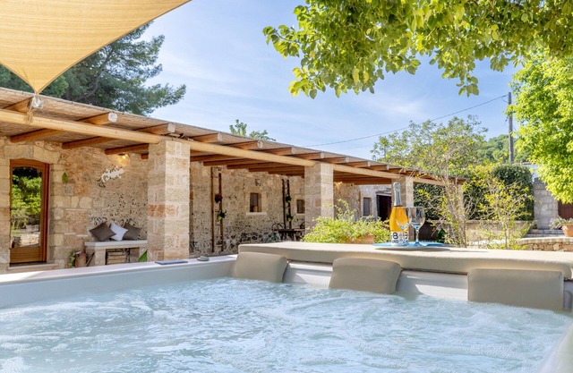 Villa 'Masseria Paduli' with Private Terrace, Wi-Fi and Air Conditioning