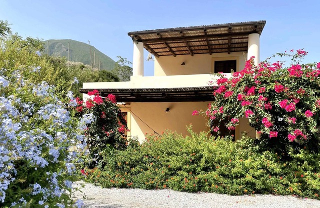 Villa Mimosa - with large garden and sea view