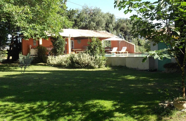 villa near Avignon in the middle of the vineyards 6 people