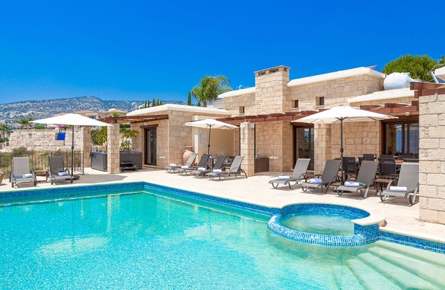 VILLA NIKKI 6 Guest Rooms, Infinity Pool, Amazing Sea & Mountain Views!