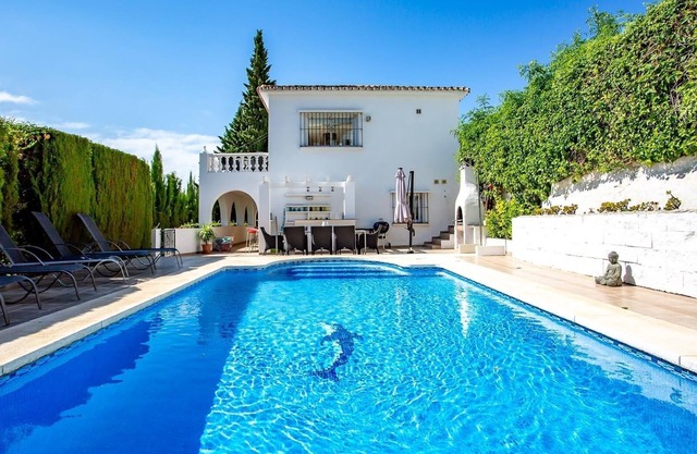 Villa 'Ophelia' with Sea View, Heated Pool & Wi-Fi