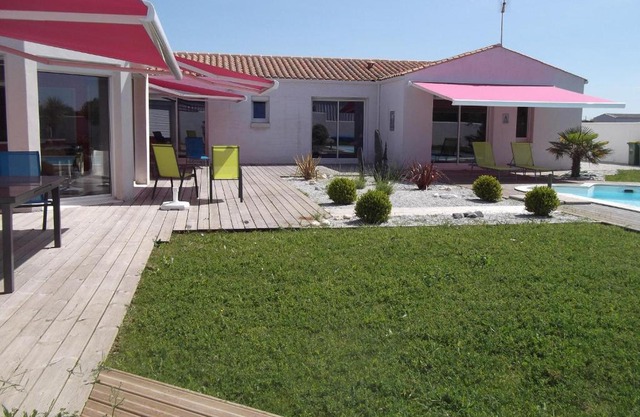 Villa Oyala avec piscine, spacieuse et de qualite