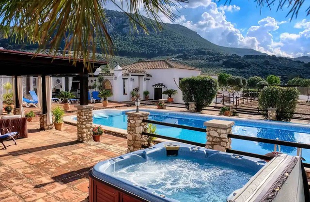 Villa 'Pasa Fina, Luxury Holiday Retreat' with Mountain View, Shared Pool and Wi-Fi