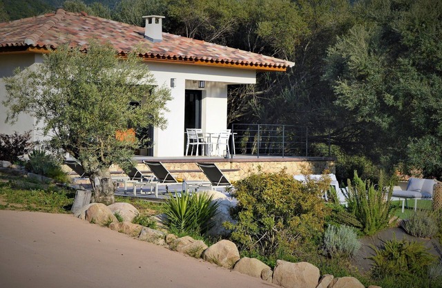 Villa PETRU * with swimming pool, sea view, 10 mn from the beach
