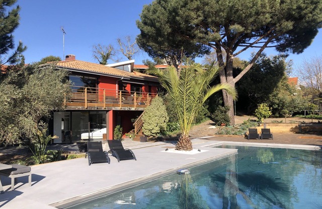 Villa, pool, 200 m from Eyrac beach, south-facing terrace, like a lodge.