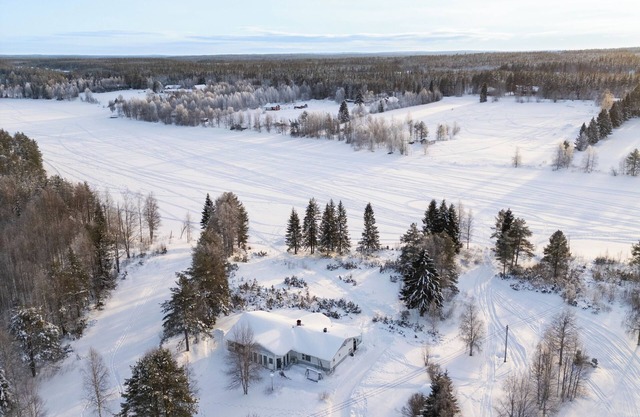 Villa Porila - Lapin taikaanIso talo järven rannalla luonnon keskellä