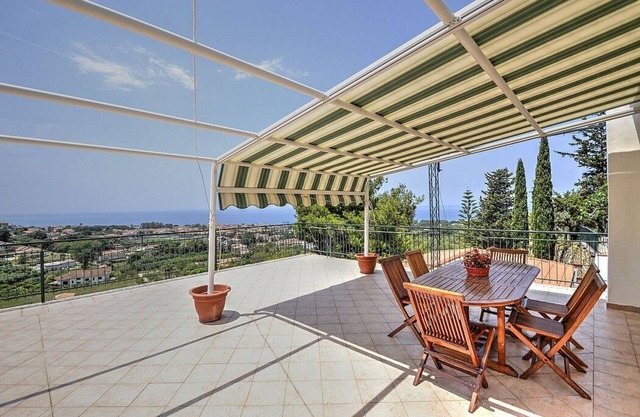 Villa Renata: A welcoming apartment that covers the entire top floor of a villa located on a hillside, facing the sea, with Free WI-FI.