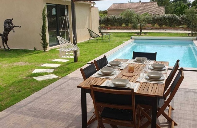 Villa Sable En Provence, rated 4*. Heated swimming pool.