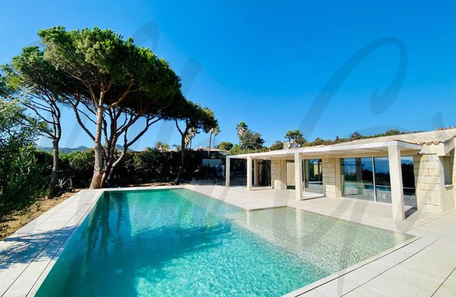 Villa Smart, pool, garden sea view between beaches and marina.
