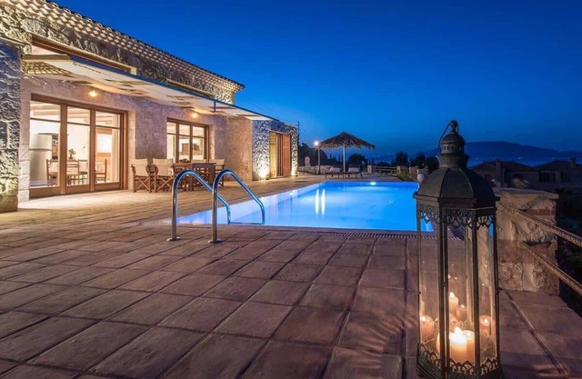 Villa Sonneto with Infinity Pool & Sea Views