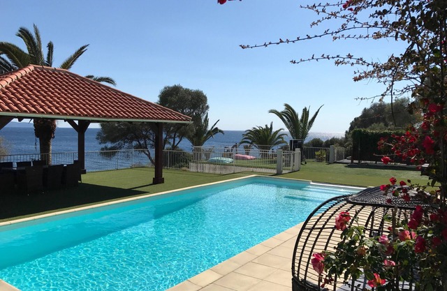 Villa stocking. Feet in the water! Superb sea view- Private pool- Jacuzzi