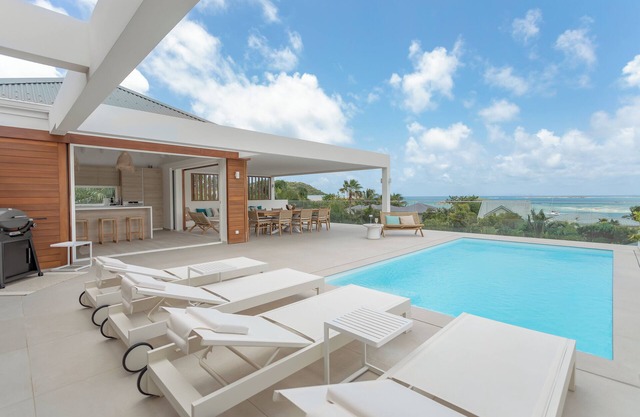 Villa Sun - Stunning 5BR Villa in Cul-de-Sac Bay with sea views and private pool