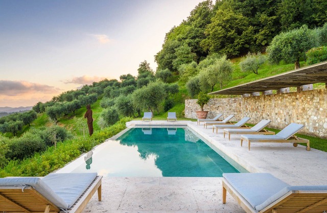 Villa Sunset, Luxury Farmhouse with Infinity Pool and Incredible Views in Lucca