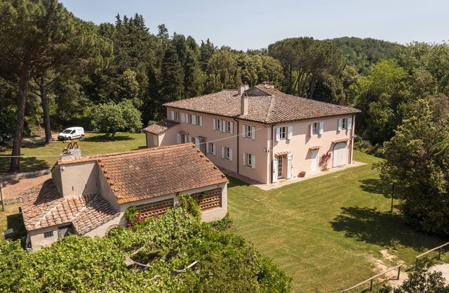 Villa surrounded by greenery with swimming pool for a stay in complete relaxation and privacy