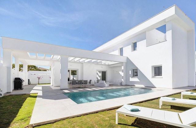 Villa Tahiti with Private Pool, Wi-Fi, and Air Conditioning